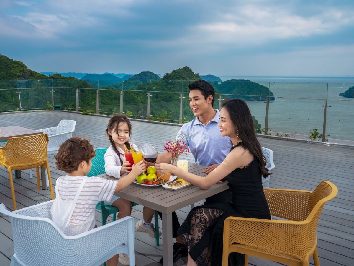 Cafe view biển ở Cát Bà được nhiều du khách lựa chọn
