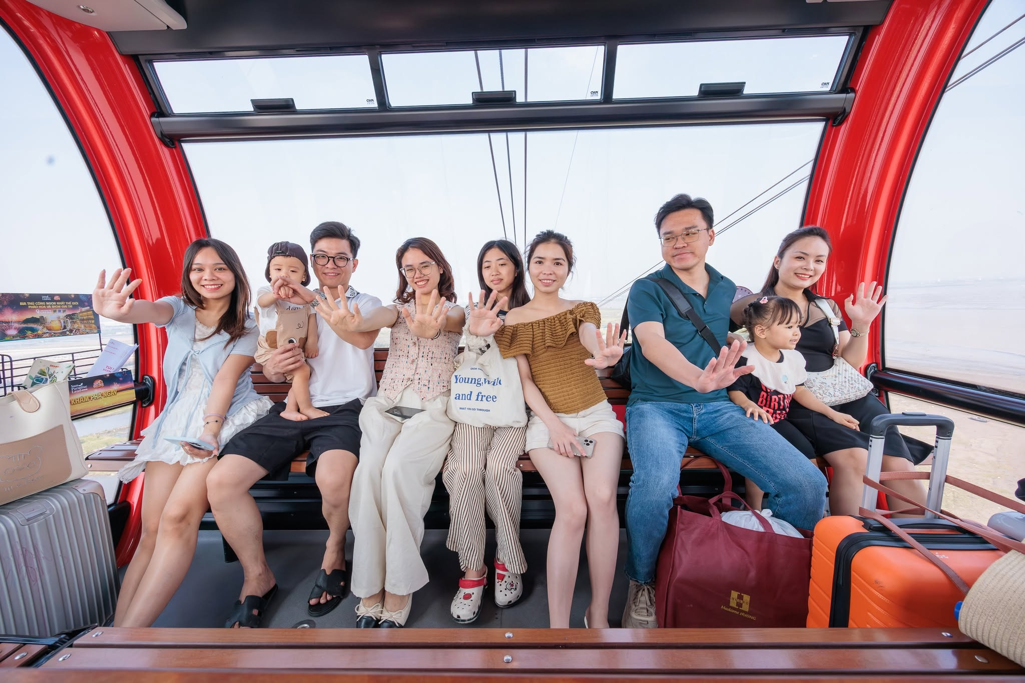 Du khách tận hưởng hành trình di chuyển êm ái, tiện nghi cùng cáp treo Cát Bà