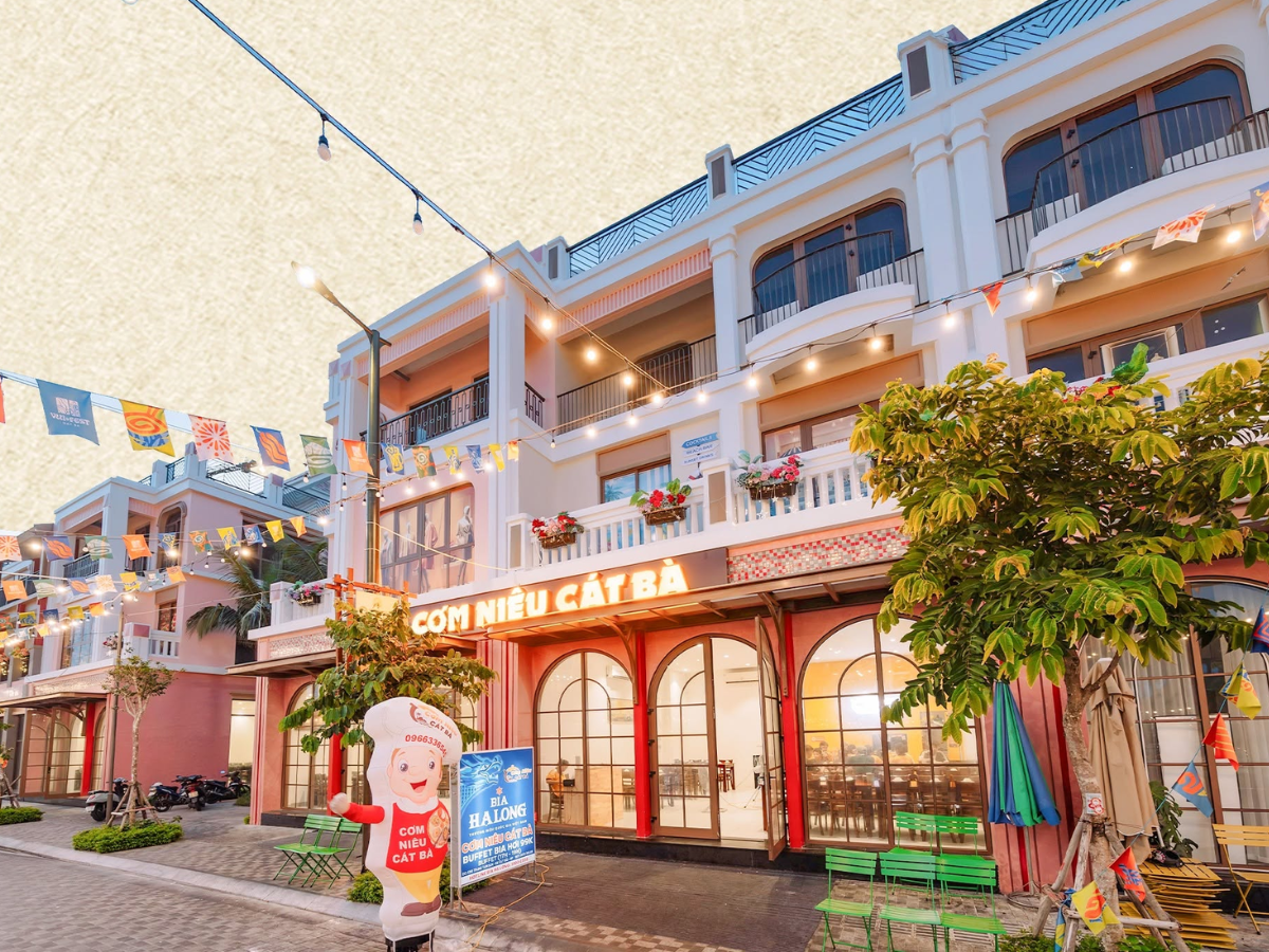 Khu ẩm thực tại VUI-Fest Cat Ba quy tụ nhiều gian hàng phục vụ đa dạng khẩu vị
