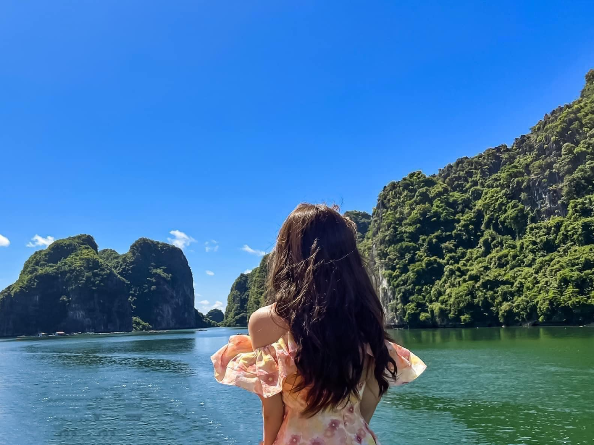 Phía Đông Nam là Vịnh Lan Hạ với hàng trăm đảo đá vôi