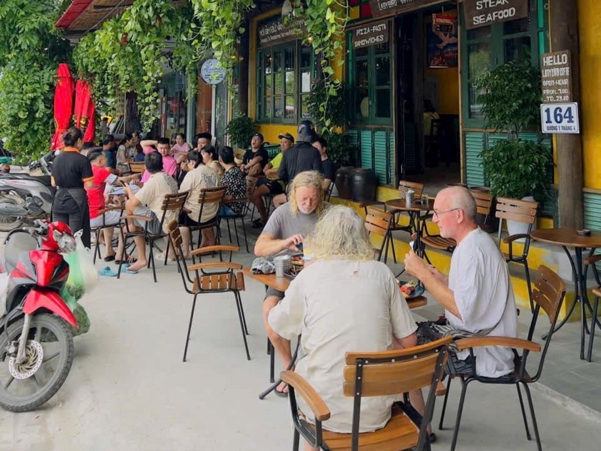 Ladybird Cafeteria & Restaurant là quán cafe đẹp check-in Cát Bà đáng thử