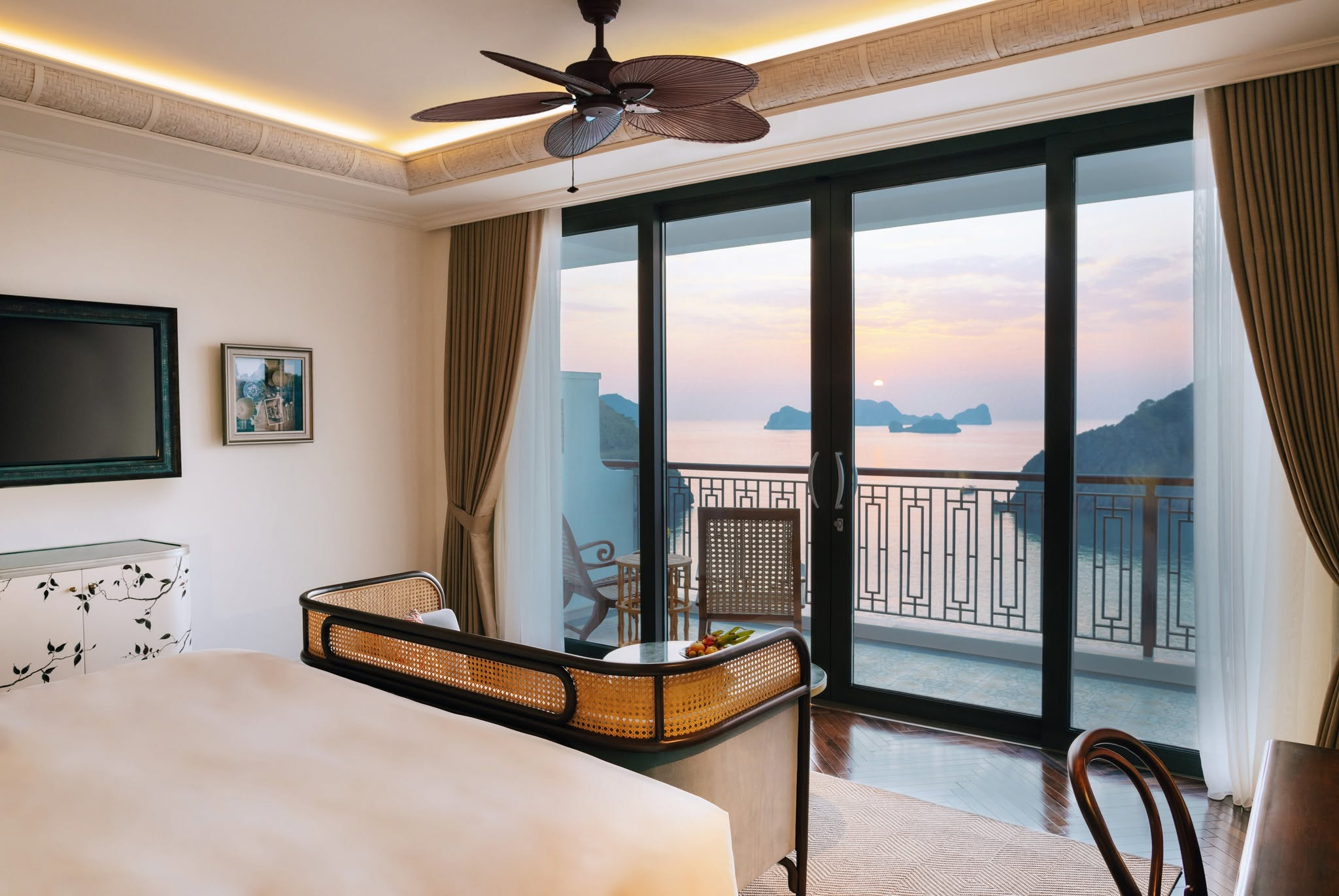 Hôtel Perle D’Orient Cát Bà nổi bật với kiến trúc sang trọng và tầm nhìn hướng vịnh Lan Hạ thơ mộng