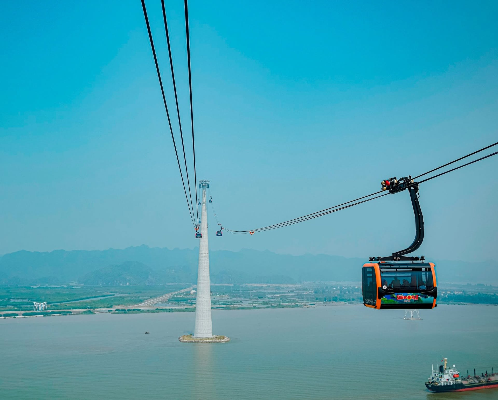 Cáp treo Cát Hải - Phù Long mang đến hành trình ngắm toàn cảnh biển đảo Cát Bà từ trên cao đầy ấn tượng