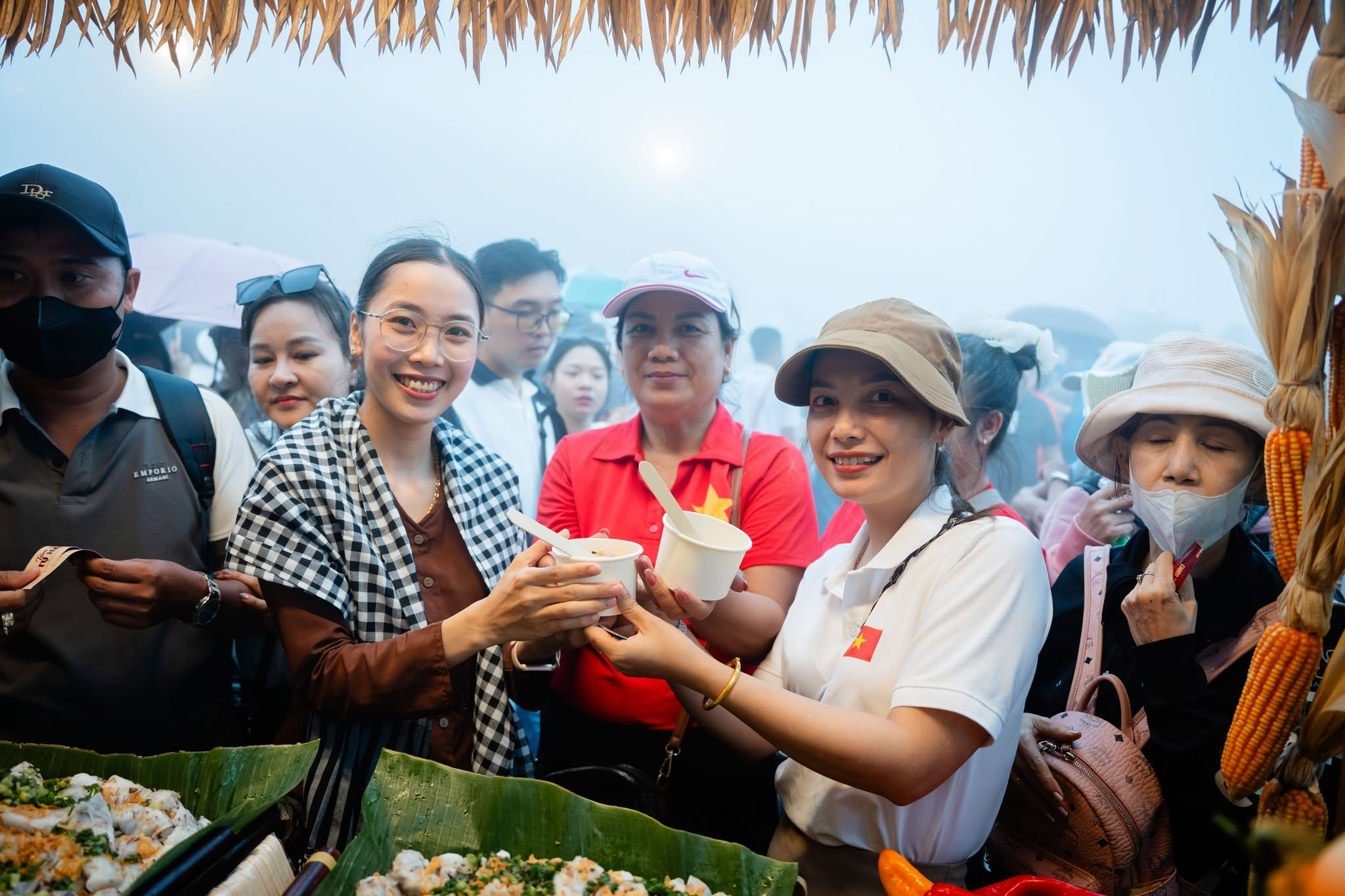 Du khách thưởng thức đặc sản Tây Ninh tại Chợ Lá Núi Bà Đen