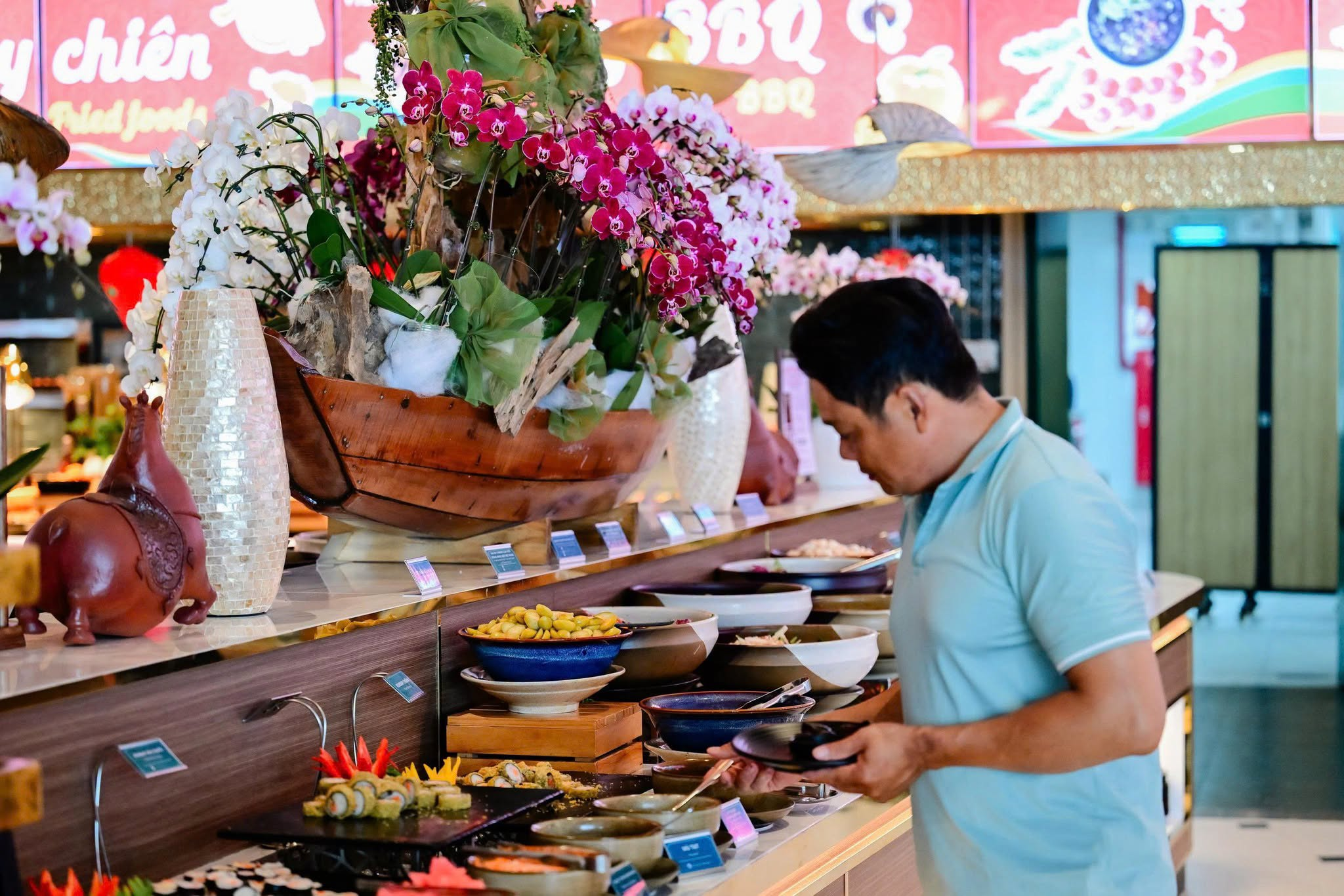 Du khách trải nghiệm buffet Vân Sơn 
