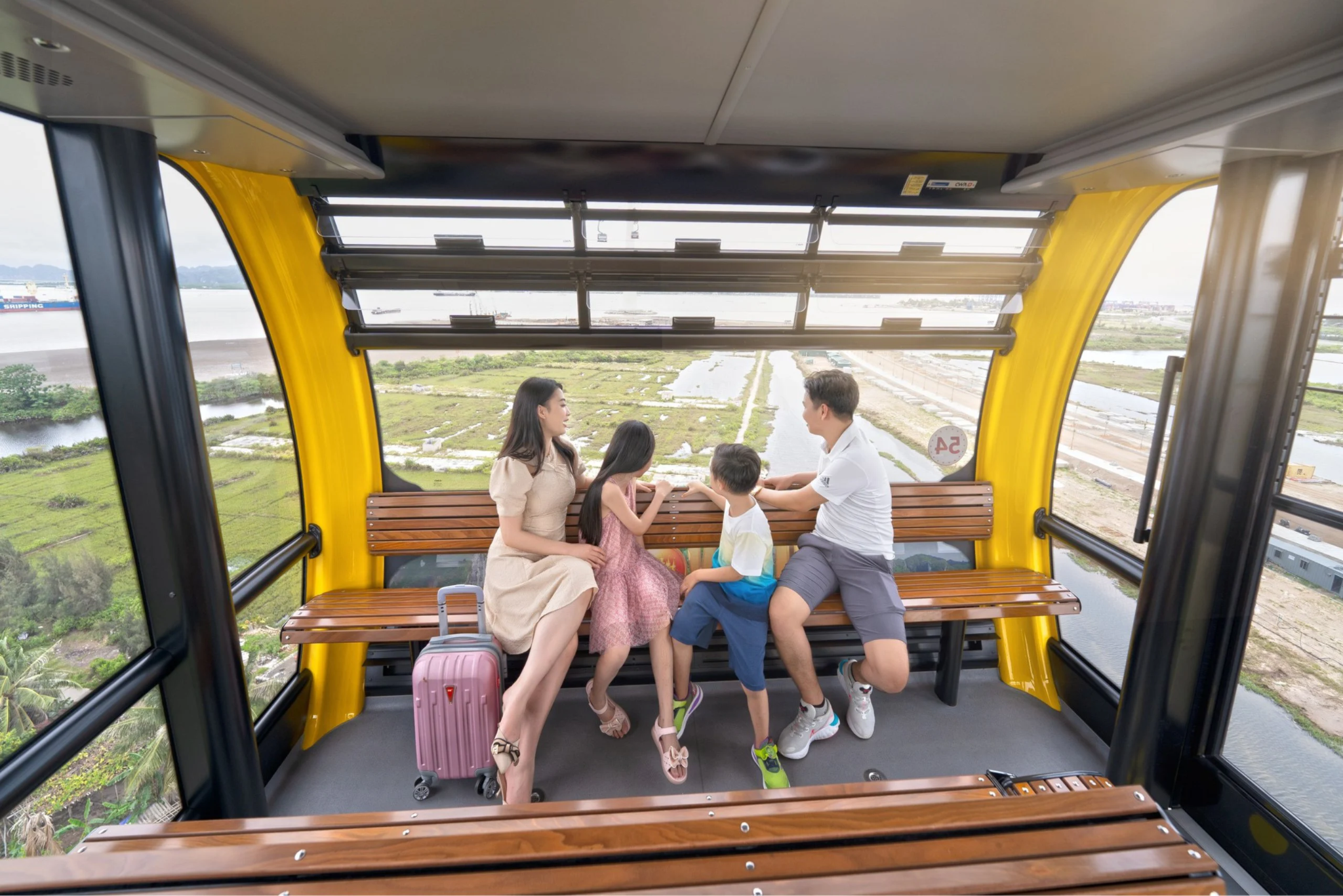 Du khách ngắm cảnh Cát Bà từ cabin cáp treo