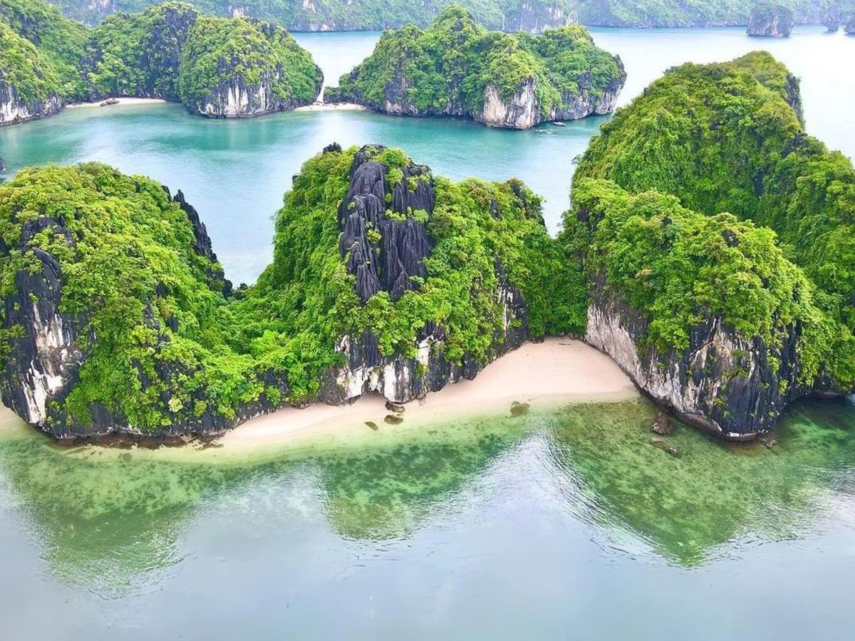 Ba Trai Dao Beach is considered one of the most beautiful and well-known check-in spots in Cat Ba