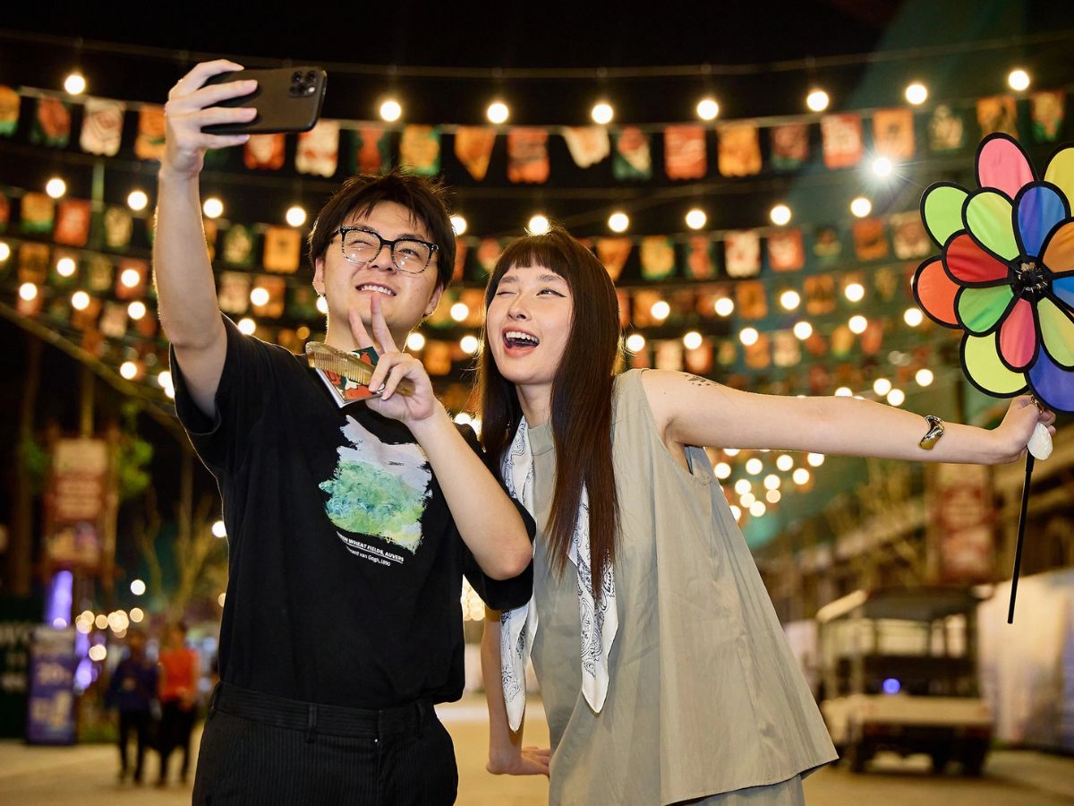 Pay attention to timing and outfits to capture beautiful check-in photos in Cat Ba