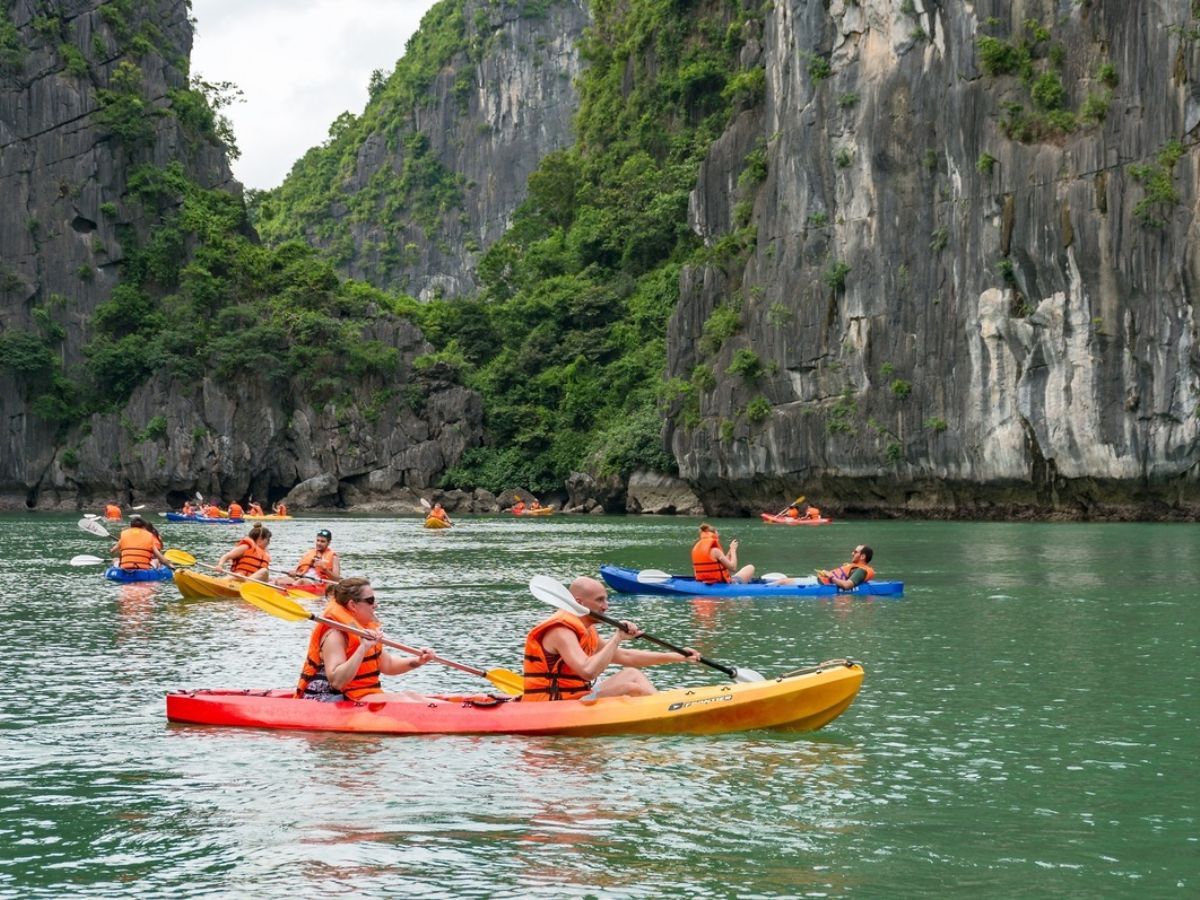 Chú ý đến thời điểm chụp, trang phục và góc máy để lưu giữ trọn vẹn vẻ đẹp của Vịnh Lan Hạ
