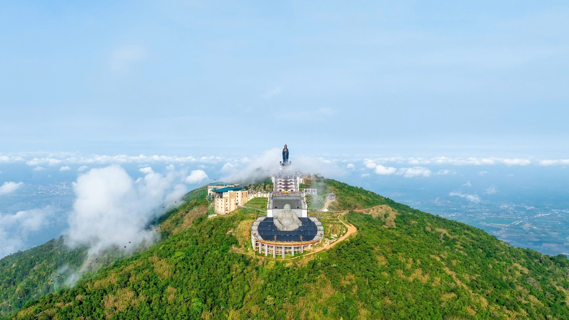 Khung cảnh thiên nhiên tuyệt đẹp trên đỉnh Núi Bà Đen