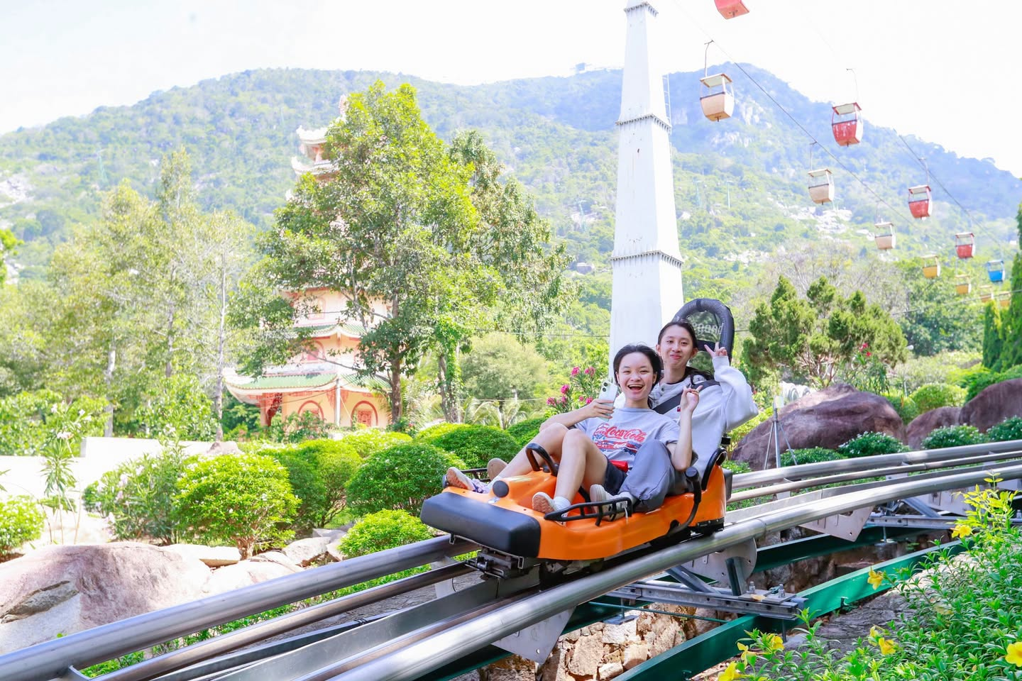 Du khách trẻ thích thú trải nghiệm làn trượt cảm giác mạnh