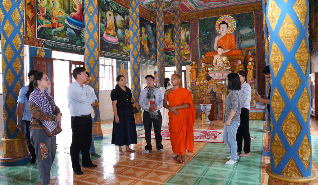 Du khách trải nghiệm khám phá văn hóa Khmer tại chùa Khedol