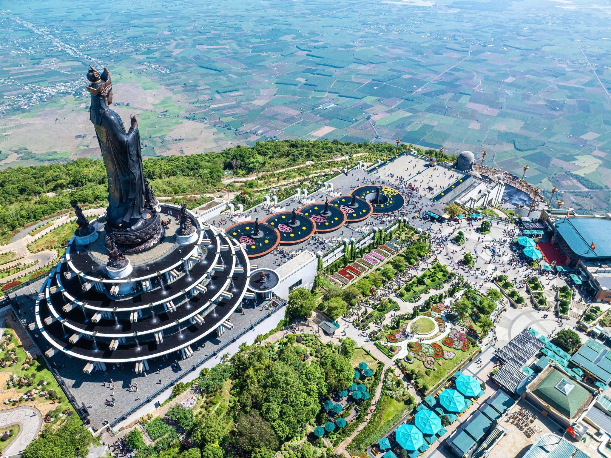 Gia đình nên sắp xếp lịch trình vào những ngày thời tiết thuận lợi để đảm bảo sức khỏe cho người cao tuổi