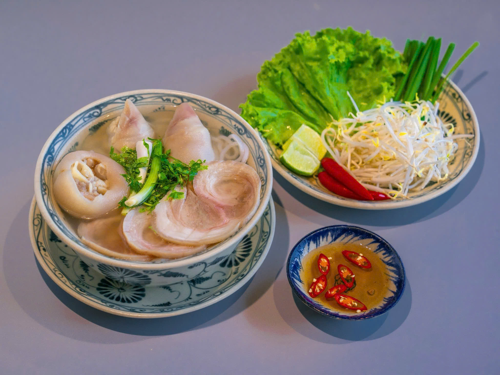 Thưởng thức những món ăn hấp dẫn giữa không gian núi cao là trải nghiệm thú vị khi khám phá Núi Bà Đen sau 17h