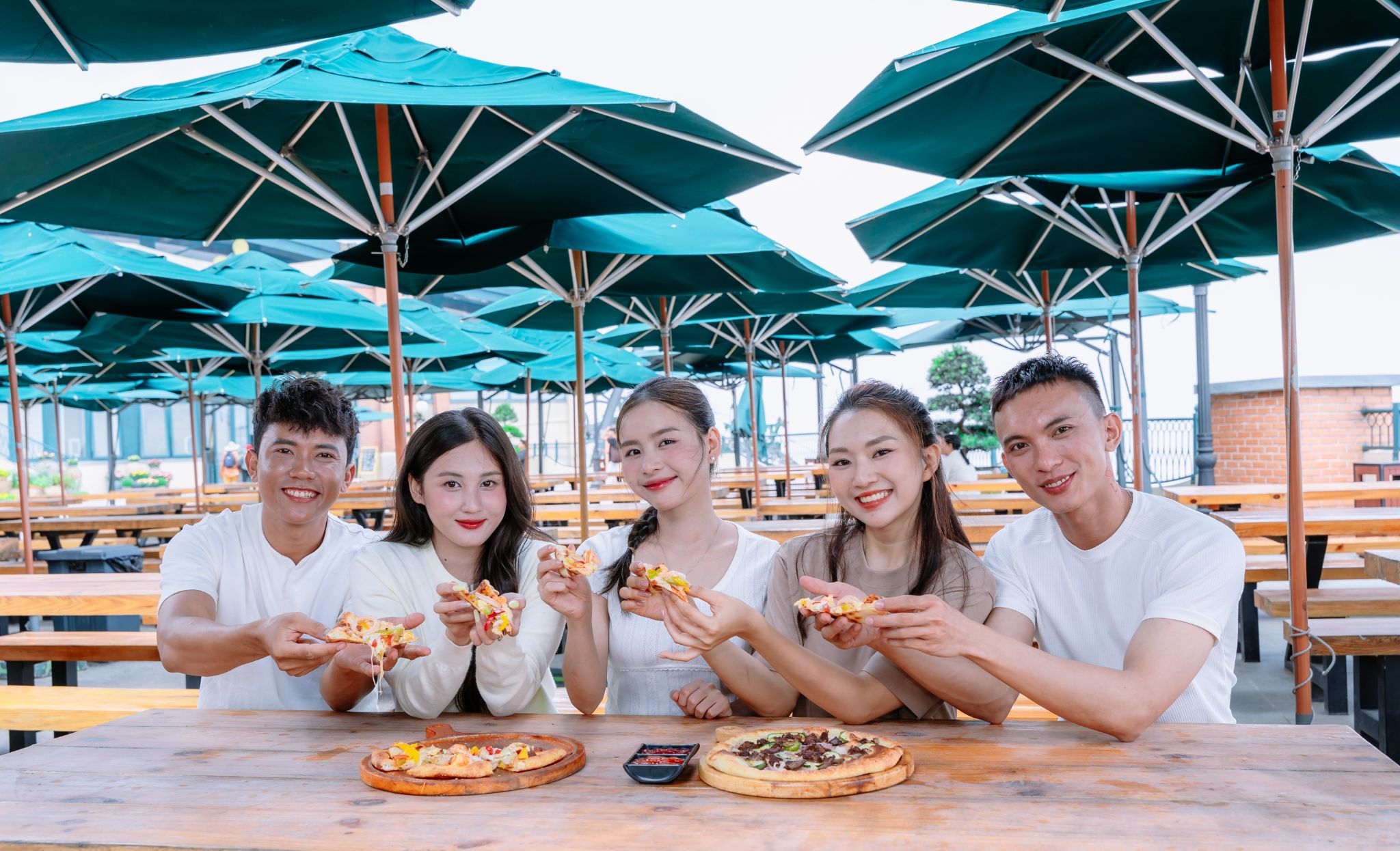 Du khách có cơ hội thưởng thức pizza nóng hổi mang phong vị Ý ngay trên đỉnh Núi Bà Đen.