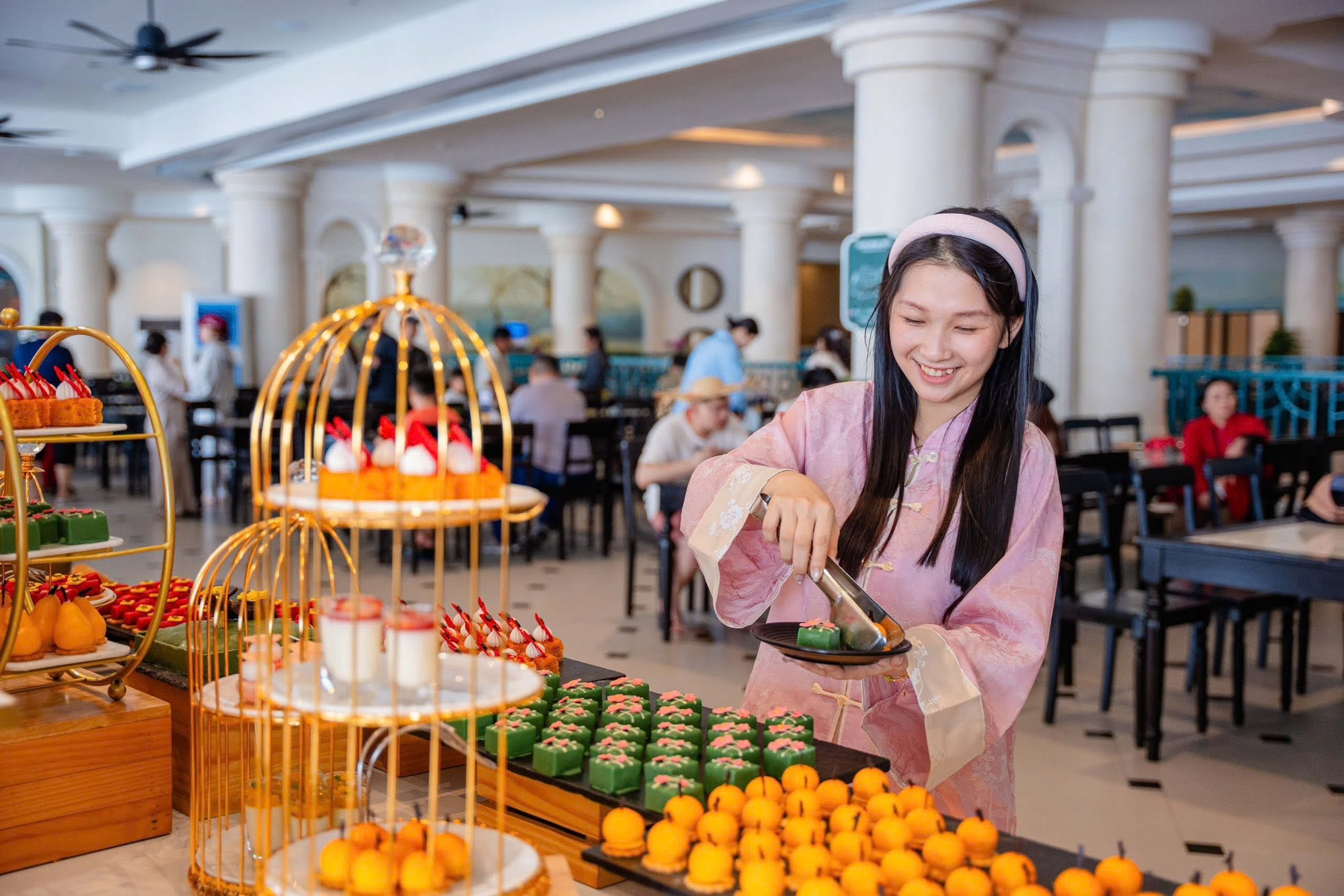 Buffet Vân Sơn mang đến trải nghiệm ẩm thực đa dạng giữa không gian núi non khoáng đạt.