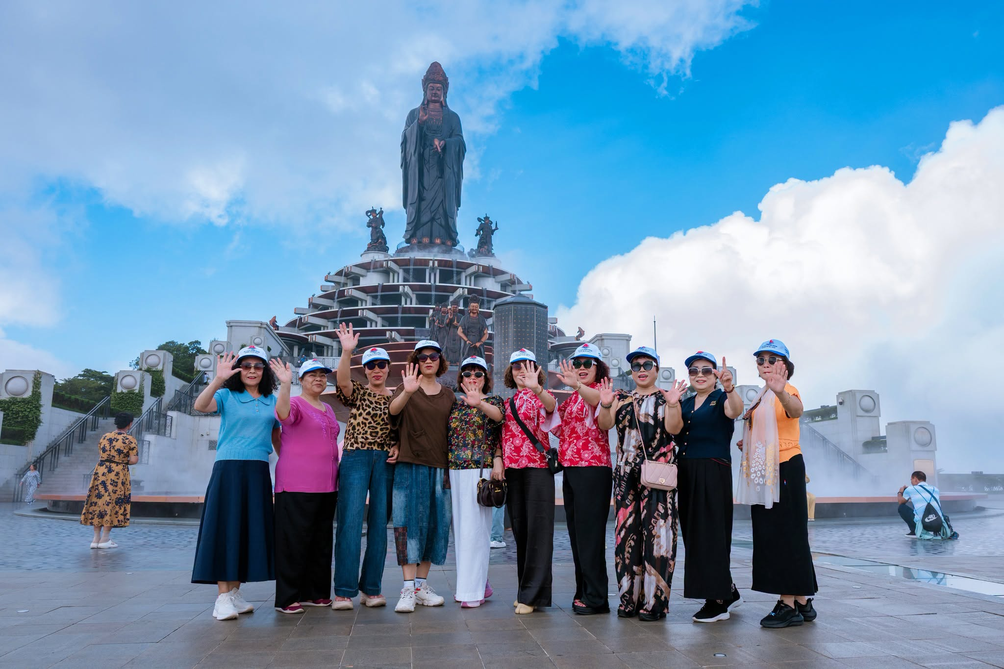 Du khách khám phá quần thể công trình văn hóa tâm linh độc đáo trên đỉnh Núi Bà Đen.