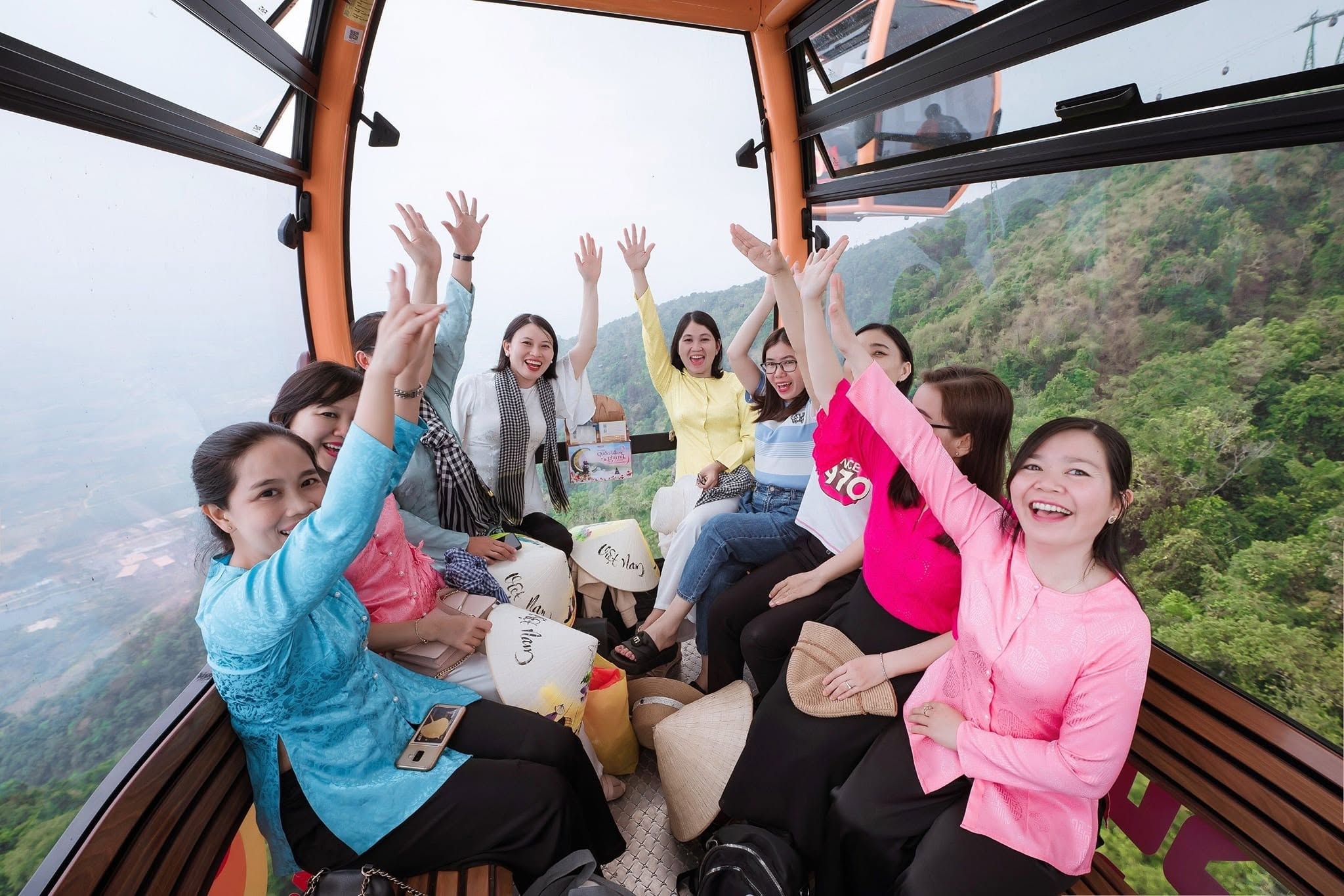 Từ cabin tuyến cáp treo Vân Sơn, cảnh quan Tây Ninh dần mở rộng khi hành trình tiến lên đỉnh Núi Bà Đen