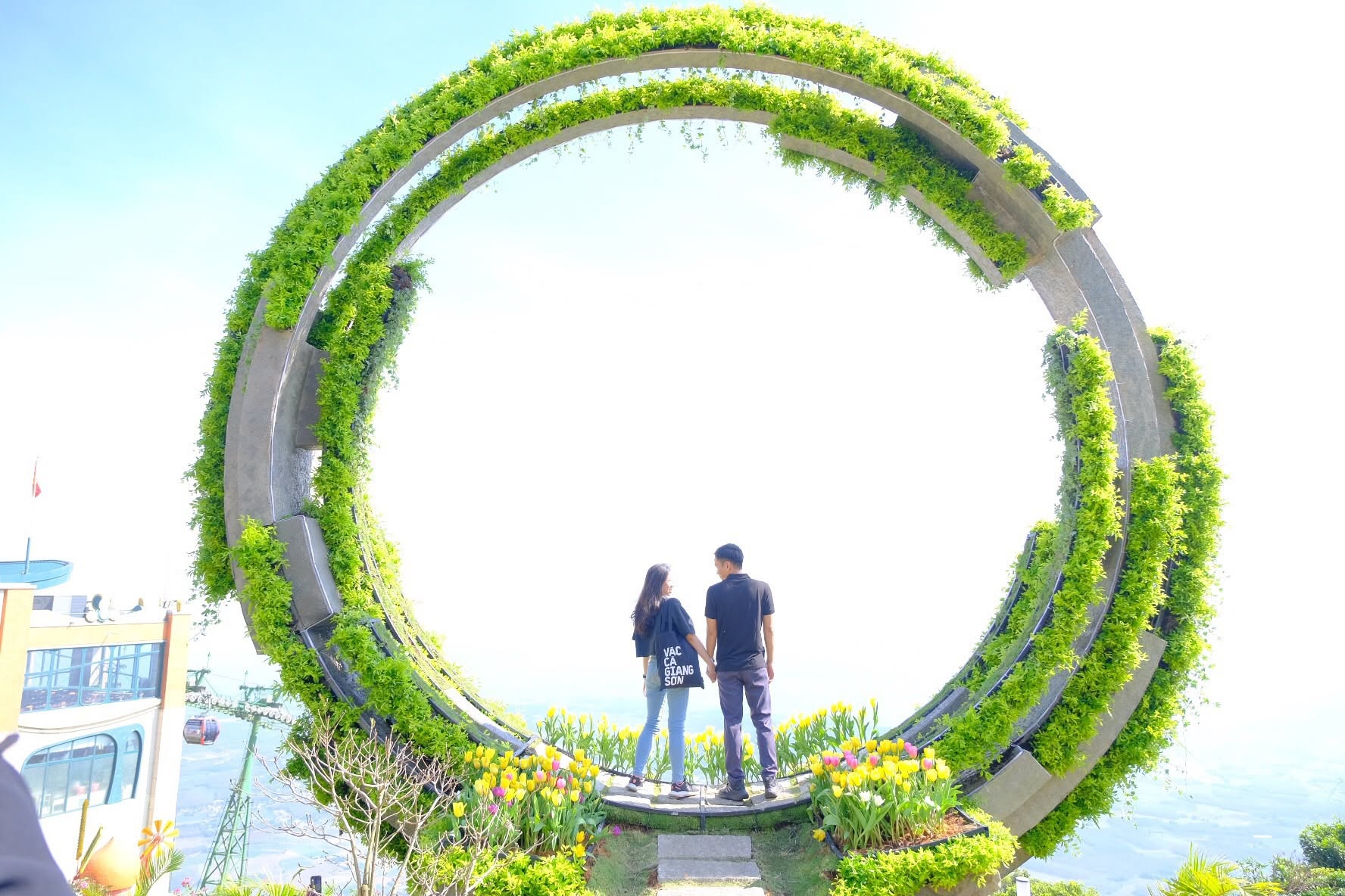 Cổng Trời là một trong những không gian lý tưởng để quan sát mây và cảnh quan quanh sườn Núi Bà Đen