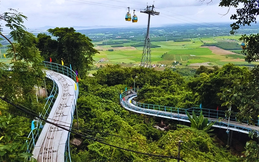 Phong cảnh bên đường trượt máng núi Bà Đen
