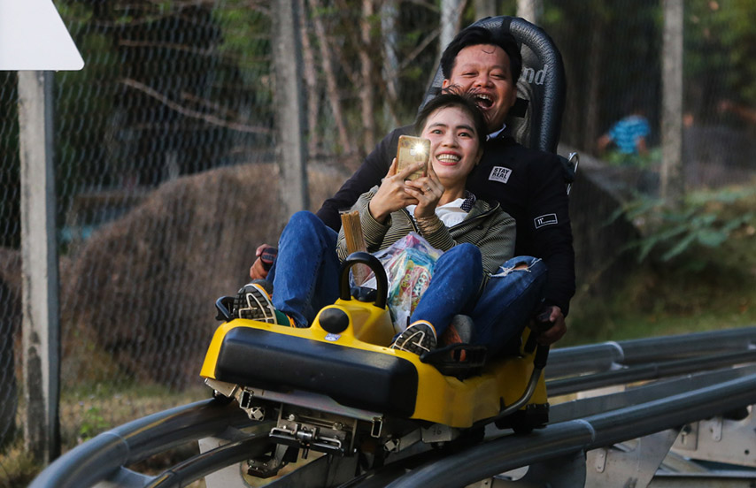 Máng trượt núi Bà Đen được thiết kế để du khách có thể trải nghiệm cảm giác “lướt gió” một cách an toàn nhất 