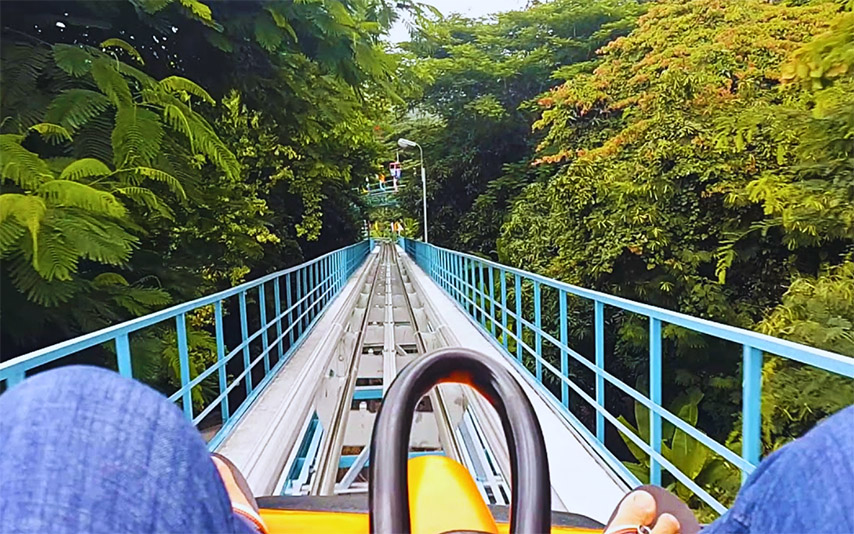 Khung cảnh xanh mát, yên bình hai bên đường máng trượt ở núi Bà Đen