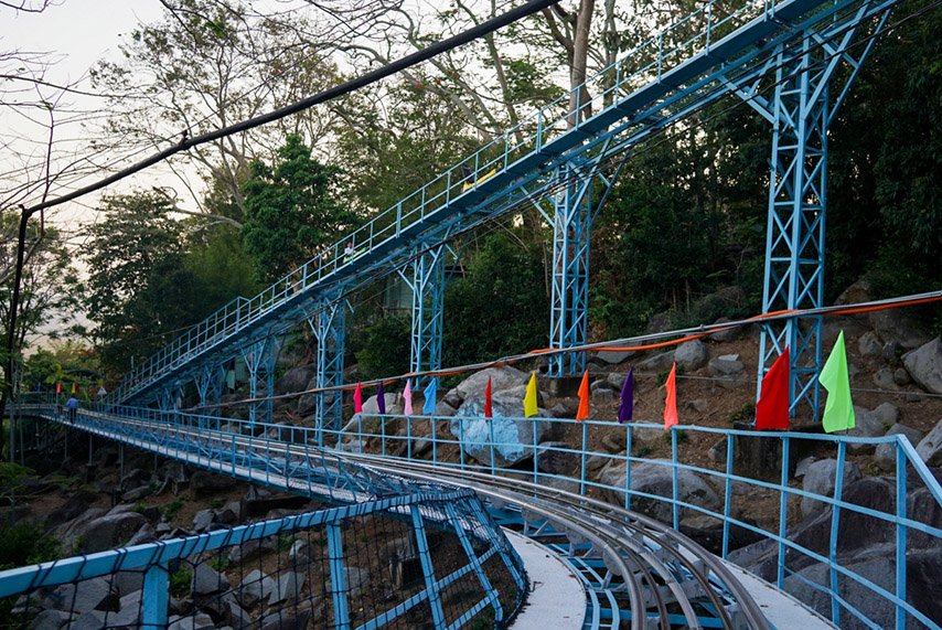 Các khúc cua tại máng trượt núi Bà Đen đều được gắn cờ hiệu dễ nhận thấy