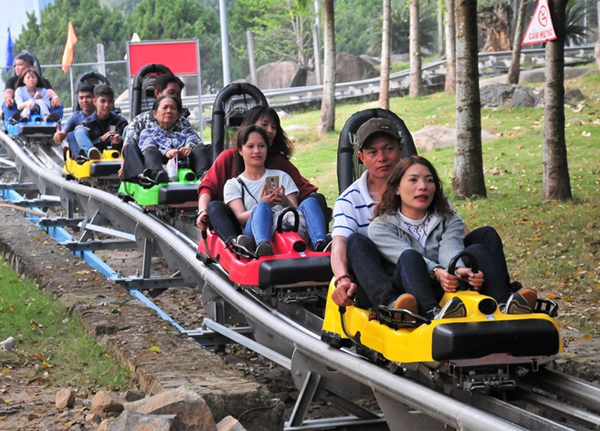 Nếu không quá hứng thú với trải nghiệm cảm giác mạnh, du khách nên chọn các xe trượt phía sau