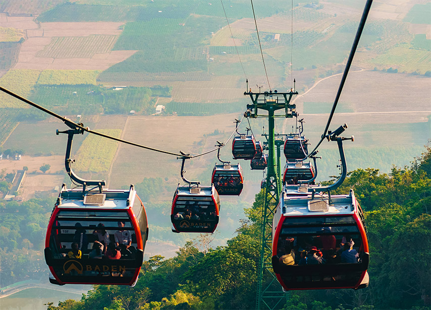 Di chuyển bằng cáp treo đến chùa Hang là phương thức được nhiều khách hành hương lựa chọn