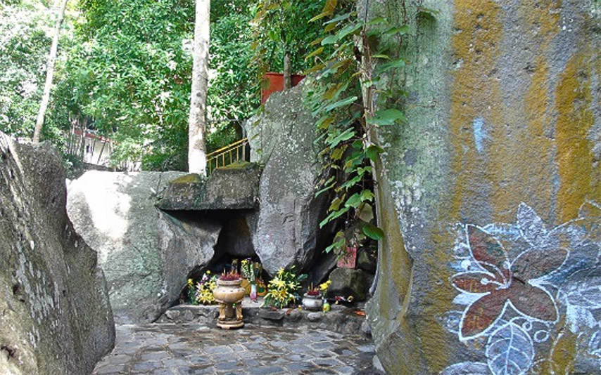 Mặc dù con đường vào chùa Hang đã được xây dựng lại nhưng dấu tích “đá nứt” năm xưa vẫn còn đó (Nguồn: Internet)