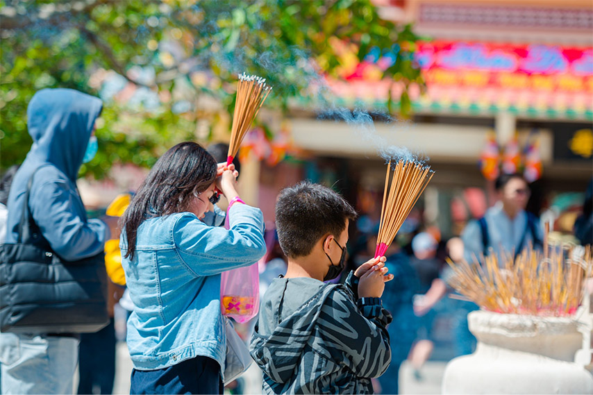 Du khách nên giữ trật tự khi tham quan, chiêm bái chùa Linh Sơn Tiên Thạch