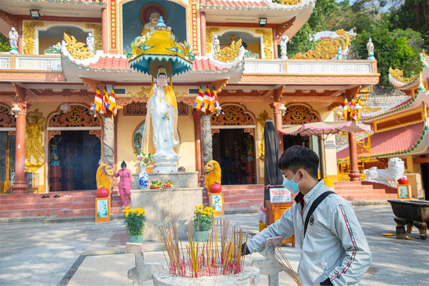Du khách dâng hương tại chùa trong trang phục lịch sự
