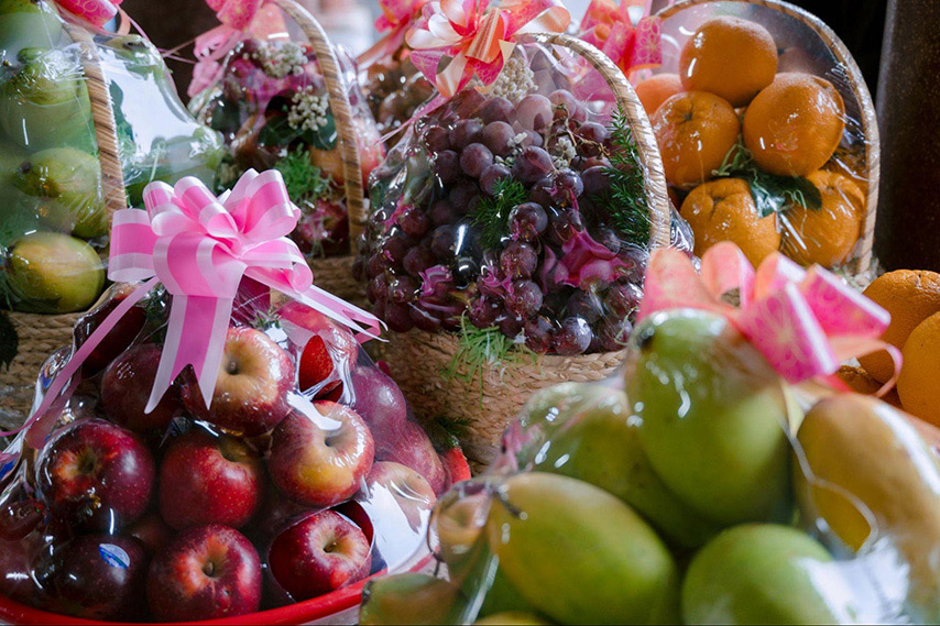 Hoa quả dâng lên điện Bà thường được chia lại cho khách hành hương để lấy vía, lấy lộc