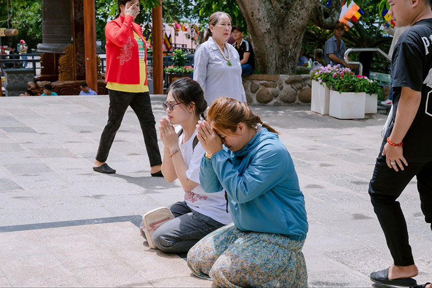 Du khách thành tâm khấn vái trong khuôn viên sân chùa