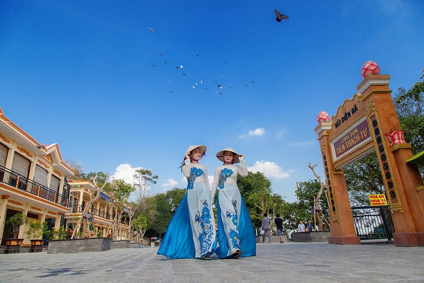 Du khách lưu ý lựa chọn trang phục kín đáo khi viếng thăm quần thể chùa