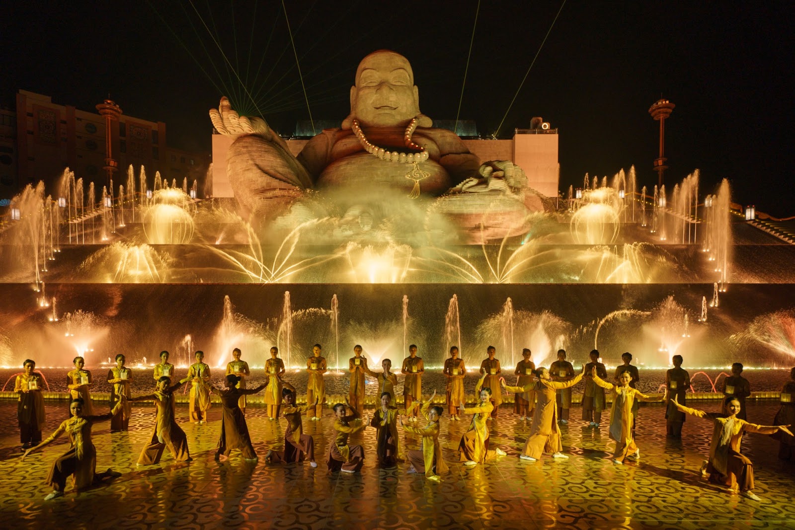 Tư thế ngồi an nhiên và nụ cười vô lượng hỷ xả của Tôn tượng Bồ Tát Di Lặc