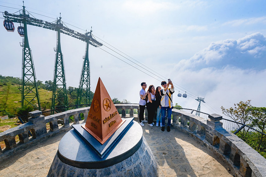 Nhóm du khách tạo dáng “selfie” tại chóp đỉnh núi Bà Đen