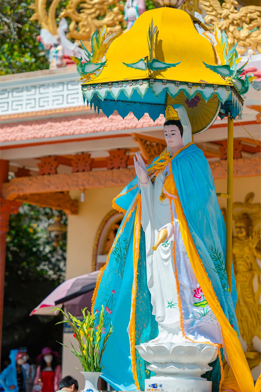 Xin lộc tại tượng Bồ Tát Quan Âm được nhiều du khách quan tâm