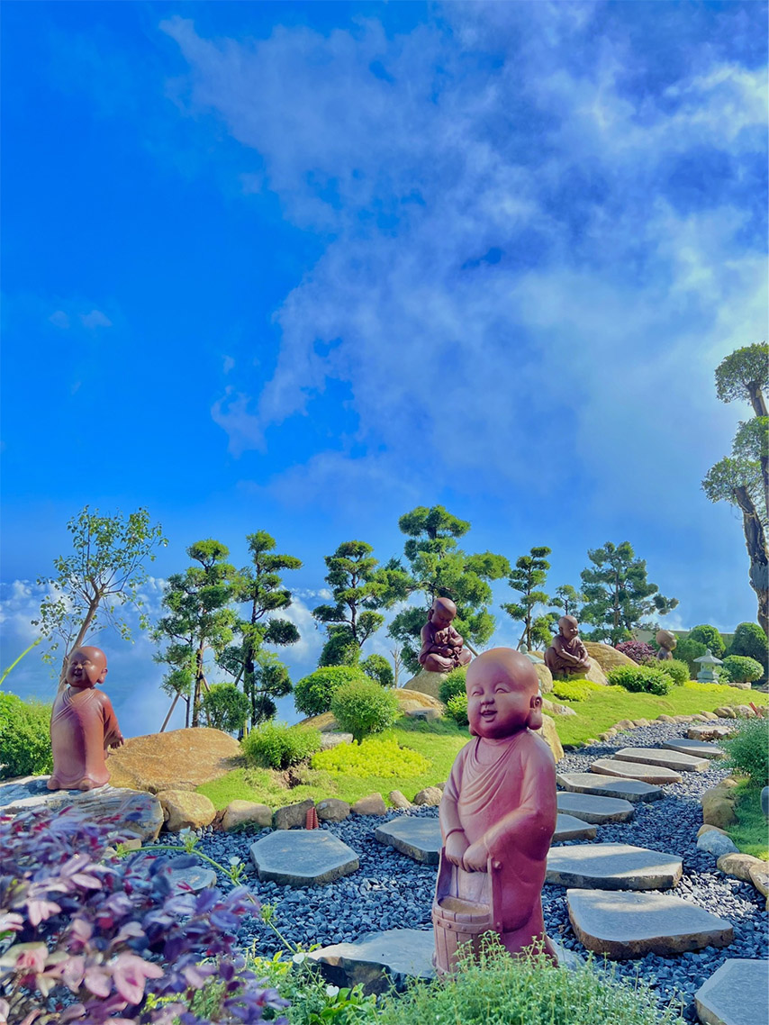 Các pho tượng chú tiểu mang nụ cười niềm nở, hồn nhiên