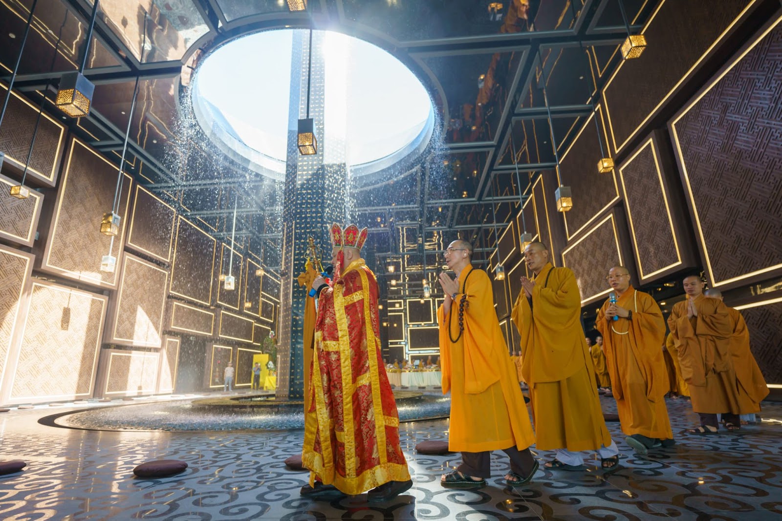 Quý tăng ni chùa Bà hành lễ xung quanh Trụ Kinh