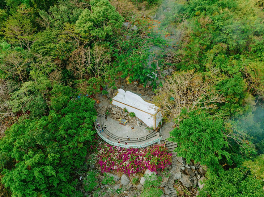 Tượng Phật Thích Ca Mâu Ni Niết Bàn nổi bật giữa sắc xanh đại ngàn