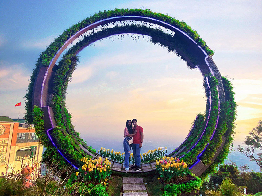 Cặp đôi trẻ check-in Cổng trời trong ánh chiều tà