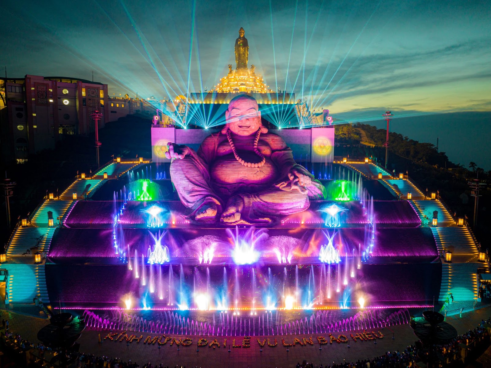 Hệ thống đèn chiếu sáng rực rỡ của thác nước tôn thêm nét đẹp hùng vĩ của Tôn tượng Bồ Tát Di Lặc