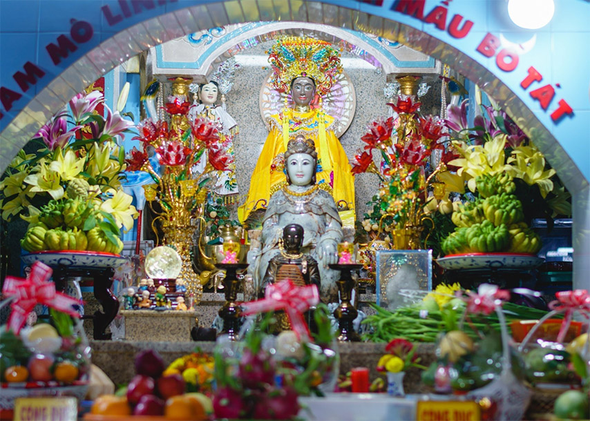 Gian thờ đặt tượng Linh Sơn Thánh Mẫu tại điện Bà