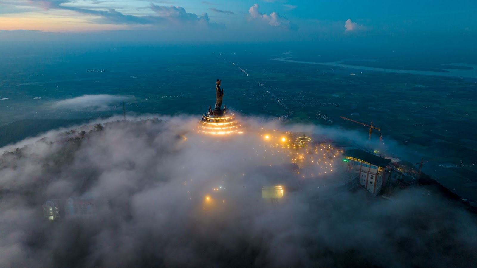 Dáng hình sừng sững của núi Bà Đen hiện rõ trên nền trời trong xanh (Nguồn: Hub2s)