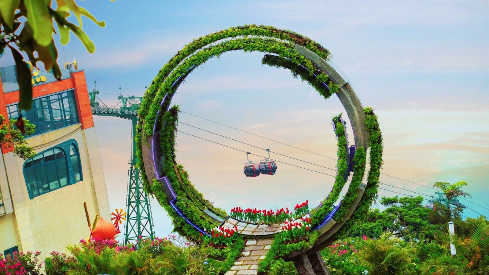 Cổng trời được tạo hình như một thấu kính khổng lồ.