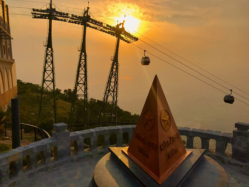 Cảnh hoàng hôn nên thơ trên đỉnh núi cao 986m