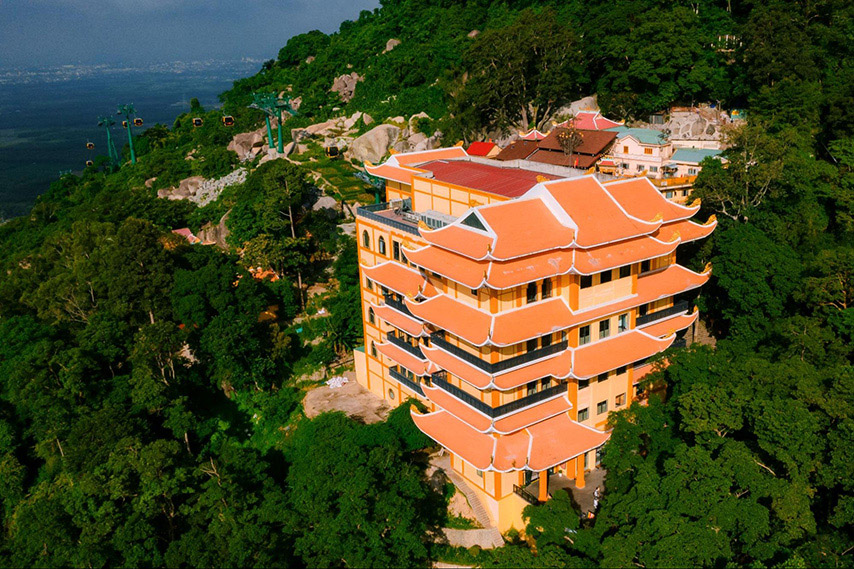 Thiết kế mái đao truyền thống của nhà ga Chùa Hang