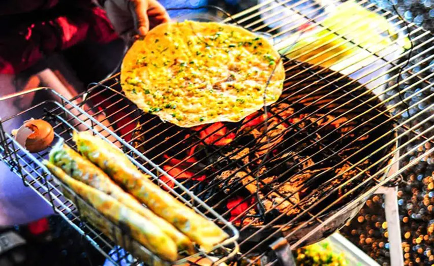 Bánh tráng nướng được ví như “pizza đường phố”, là món ăn vặt được nhiều bạn trẻ lựa chọn mỗi khi vào đông