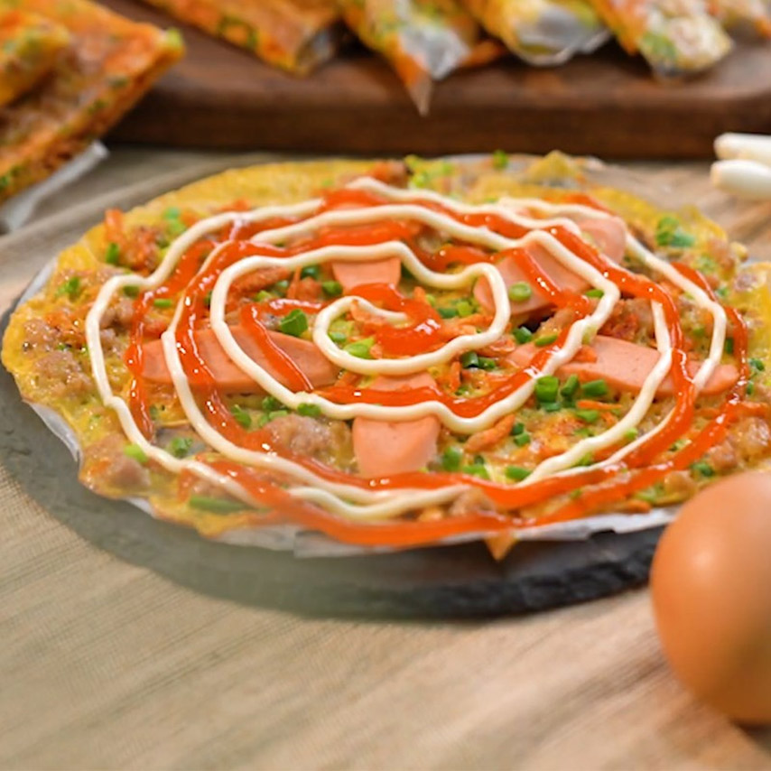 Chỉ với những nguyên liệu đơn giản như xúc xích, trứng cút, hành lá… cũng đã đủ để bánh tráng nướng Tây Ninh “hớp hồn” du khách (Nguồn: Internet)